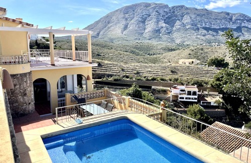Denia Villa | Bright chalet in Denia with private pool, Wi-Fi and parking