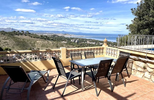 Denia Villa | Bright chalet in Denia with private pool, Wi-Fi and parking