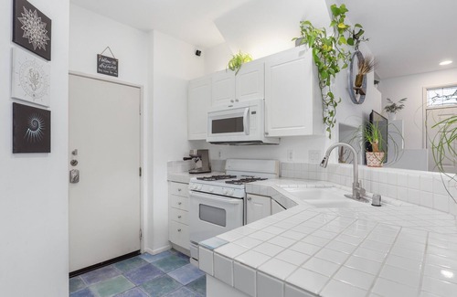 Valencia House | Bright & Charming Furnished 2BR/2BA Townhome