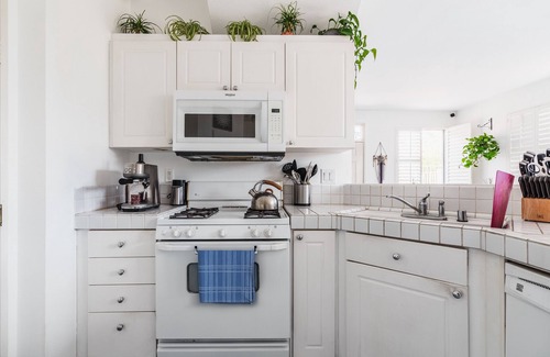 Valencia House | Bright & Charming Furnished 2BR/2BA Townhome