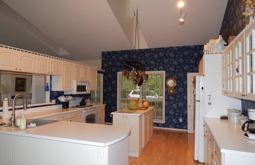 Franklin House | Bright, Cheerful, Spacious Home With Lovely Views Of The Great Smoky Mountains!