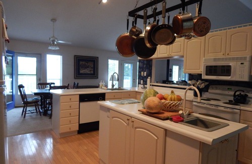 Franklin House | Bright, Cheerful, Spacious Home With Lovely Views Of The Great Smoky Mountains!