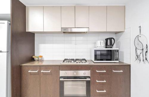 Kingsford Apartment | Bright & Chic with Unbeatable Proximity