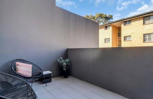 Kingsford Apartment | Bright & Chic with Unbeatable Proximity