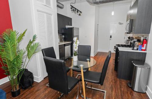 Near South Side Apartment | Bright Chicago 420-Friendly 3BR Retreat Smoke Friendly Unit Near McCormick Place Convention and Museum Campus