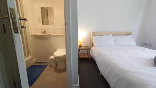 Southwark House | Bright, chilled ensuite DB room in a shared flat!