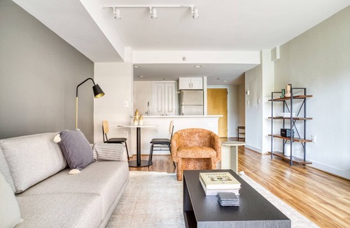 Court House Apartment | Bright Clarendon 1BR W/D, Concierge & Gym, steps to WF, by Blueground