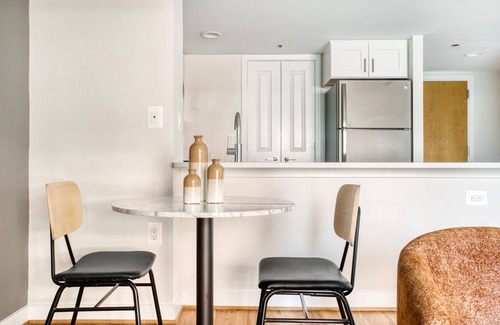 Court House Apartment | Bright Clarendon 1BR W/D, Concierge & Gym, steps to WF, by Blueground