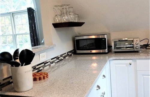 Marlwood Acre Apartment | Bright clean pet friendly - 1BR. Private and peaceful. Free Level 2 EV Charging