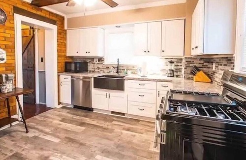 Ashtabula House | Bright & Clean Retreat: near Park/Beach/wineries!