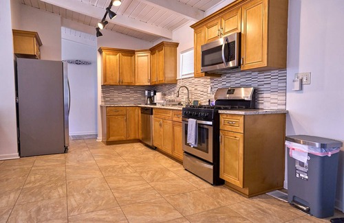 Buford Highway House | Bright & Comfy ~ 5 star Location~ Large Deck Oasis
