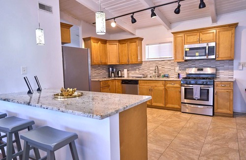 Buford Highway House | Bright & Comfy ~ 5 star Location~ Large Deck Oasis
