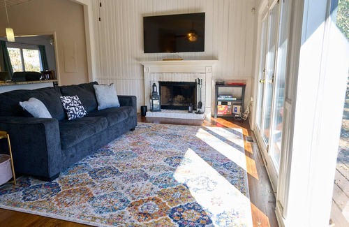 Buford Highway House | Bright & Comfy ~ 5 star Location~ Large Deck Oasis