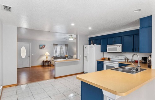 Silver Springs Shores House | Bright, comfy, economy 3/2 home