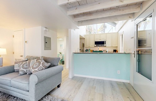 Crystal River Condo | Bright condo with pool & canal access - balcony, W/D, & AC