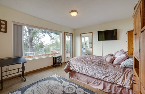 Coos Bay House | Bright Coos Bay Getaway: Water Views, Garden!