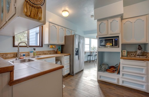 Coos Bay House | Bright Coos Bay Getaway: Water Views, Garden!