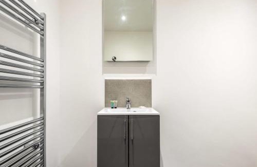 Leeds Apartment | Bright & Cosy Apartment in Leeds! Free Parking