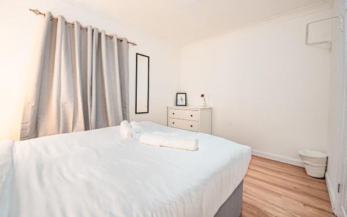 East Acton Apartment | Bright Cosy Cottage with Parking and Outdoor Patio
