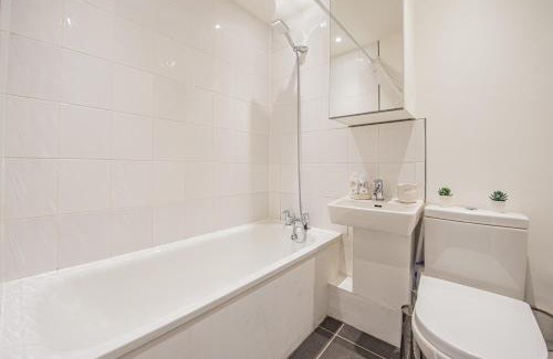 East Acton Apartment | Bright Cosy Cottage with Parking and Outdoor Patio