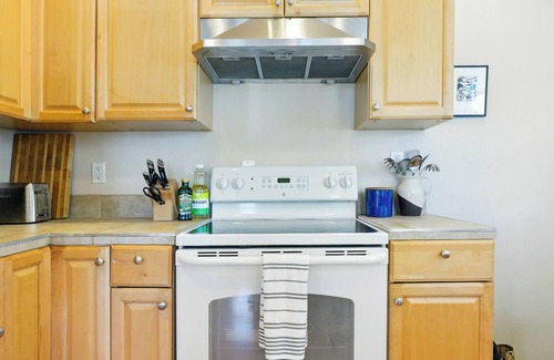 Alberta House | Bright & Cozy Alberta Cottage w Fast WiFi, AC 2blks to food & fun!