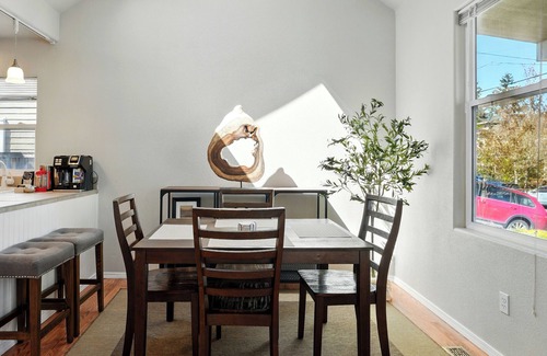Alberta House | Bright & Cozy Alberta Cottage w Fast WiFi, AC 2blks to food & fun!