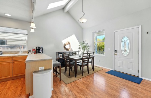 Alberta House | Bright & Cozy Alberta Cottage w Fast WiFi, AC 2blks to food & fun!