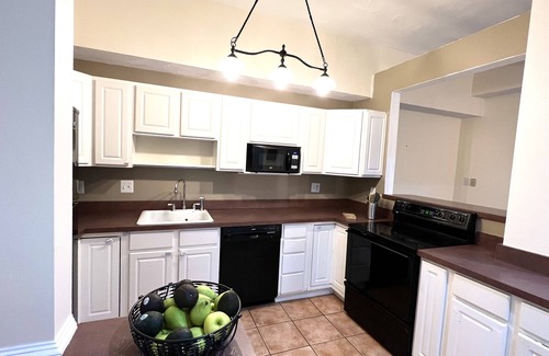 Chelsea Apartment | Bright Cozy Apartment in Chelsea, 10 mins from LOGAN Airpot-Free Parking