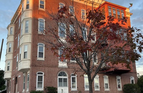 Chelsea Apartment | Bright Cozy Apartment in Chelsea, 10 mins from LOGAN Airpot-Free Parking