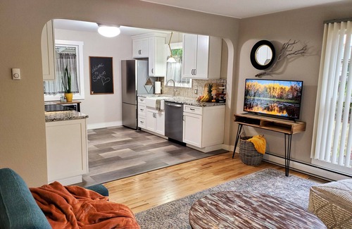 Salem House | Bright & Cozy City Center Home w/Covered Patio