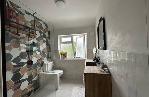 Woodside Apartment | Bright cozy London home, 20 mins to central London