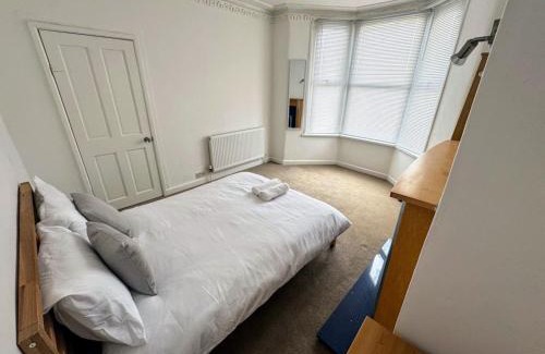 Easton House | Bright & Cozy Private Room Near Bristol City Centre