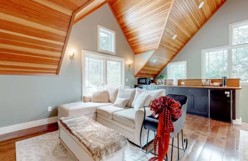Wolfeboro Apartment | Bright & Cozy Studio w/Hot Tub | Walk to Lake