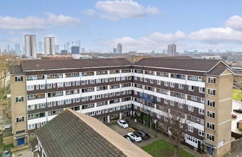 Bow Apartment | Bright Double Room, Bow Road
