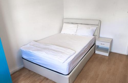 Bow House | Bright Double Room, Bow Road