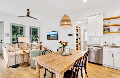 Northwest Quadrant Cottage | Bright Dreamy Cottage-Walkable to Water & Downtown