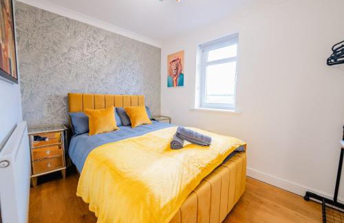 Riverside House | Bright & Elegant House Near City Centre and Stadium