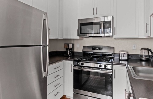 Foster City Apartment | Bright Foster City 1BR w/ Gym, Pool & W/D, near VISA, by Blueground