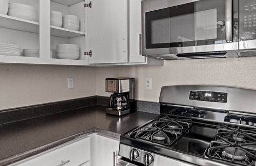 Foster City Apartment | Bright Foster City 1BR w/ Gym, Pool & W/D, near VISA, by Blueground