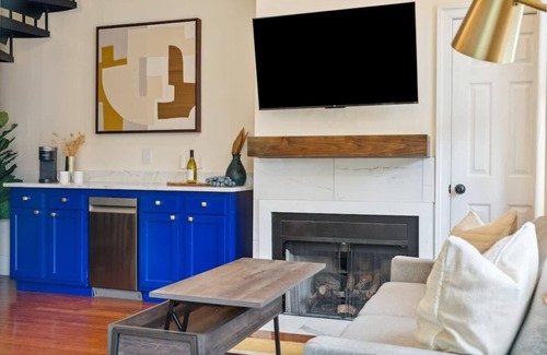 Westside Apartment | Bright & Fun 1 Bedroom Monthly Rental