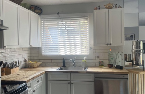Bankview Apartment | Bright, Funky and Clean Downtown Apartment
