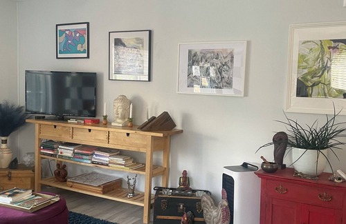 Bankview Apartment | Bright, Funky and Clean Downtown Apartment