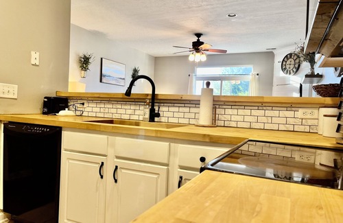 Kettering Condo | Bright Haven - peaceful & cozy