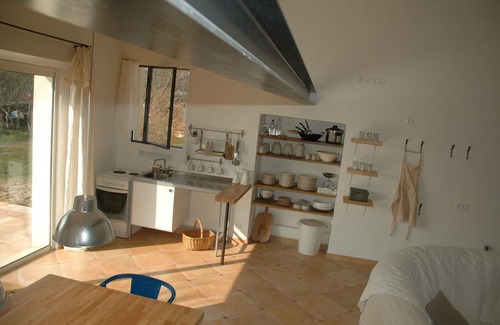 Cabrieres-d'Avignon House | bright house with garden, village center, view on the Luberon.