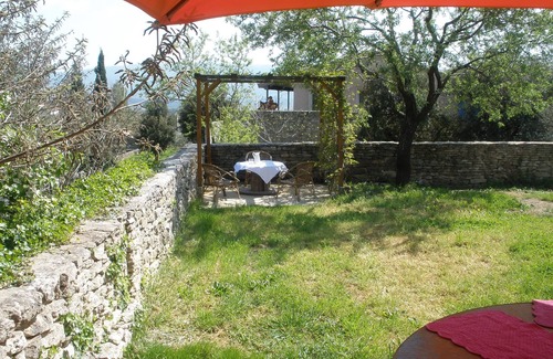 Cabrieres-d'Avignon House | bright house with garden, village center, view on the Luberon.