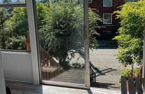 Phinney Ridge House | Bright house in the heart of Ballard, Seattle (Pet friendly)