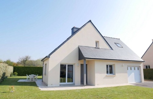 Erdeven Villa | Bright house near beaches and center, enclosed garden, private parking