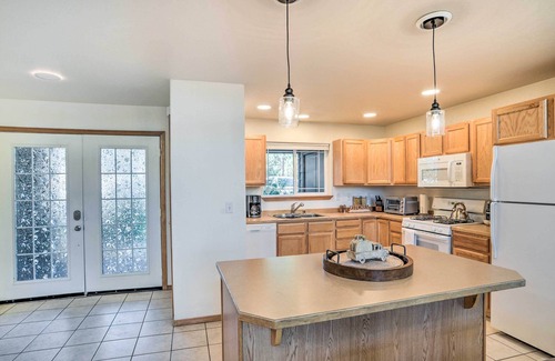 Klamath Falls House | Bright Klamath Falls Townhome w/Resort Perks