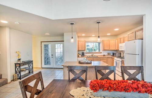 Klamath Falls House | Bright Klamath Falls Townhome w/Resort Perks