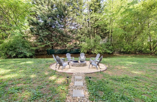Knoxville House | Bright Knoxville Vacation Rental with Large Backyard